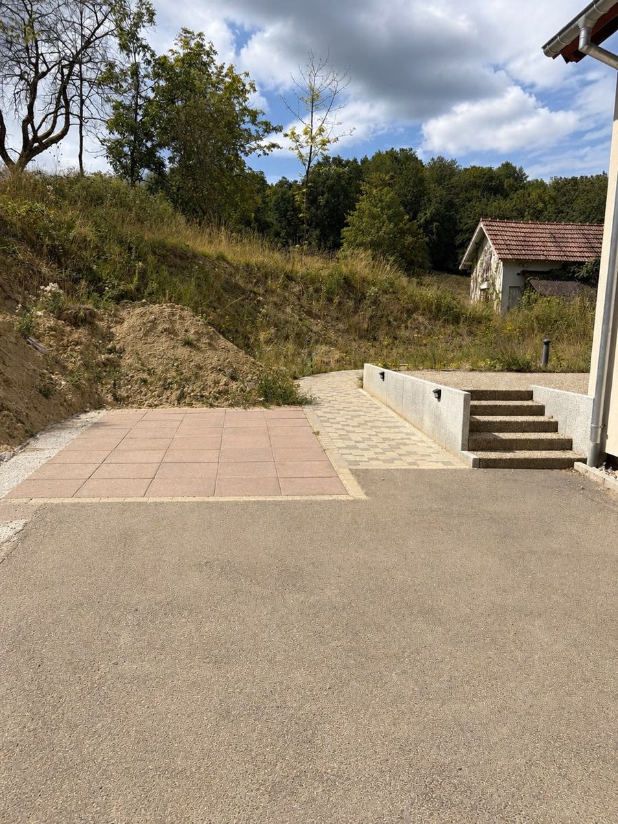 Le parking, avec la place réservée aux personnes à mobilité réduite.