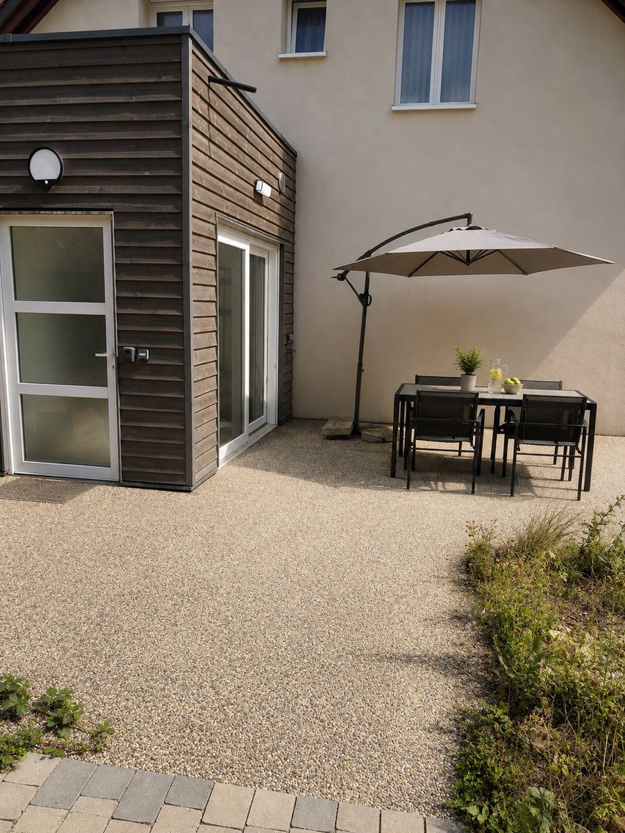 La terrasse, l’entrée privative de plain-pied, et la boîte à clés à gauche de la porte.