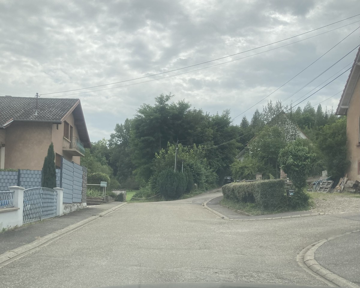 Dans la rue des Vergers, en arrivant depuis le centre de Niederbronn.