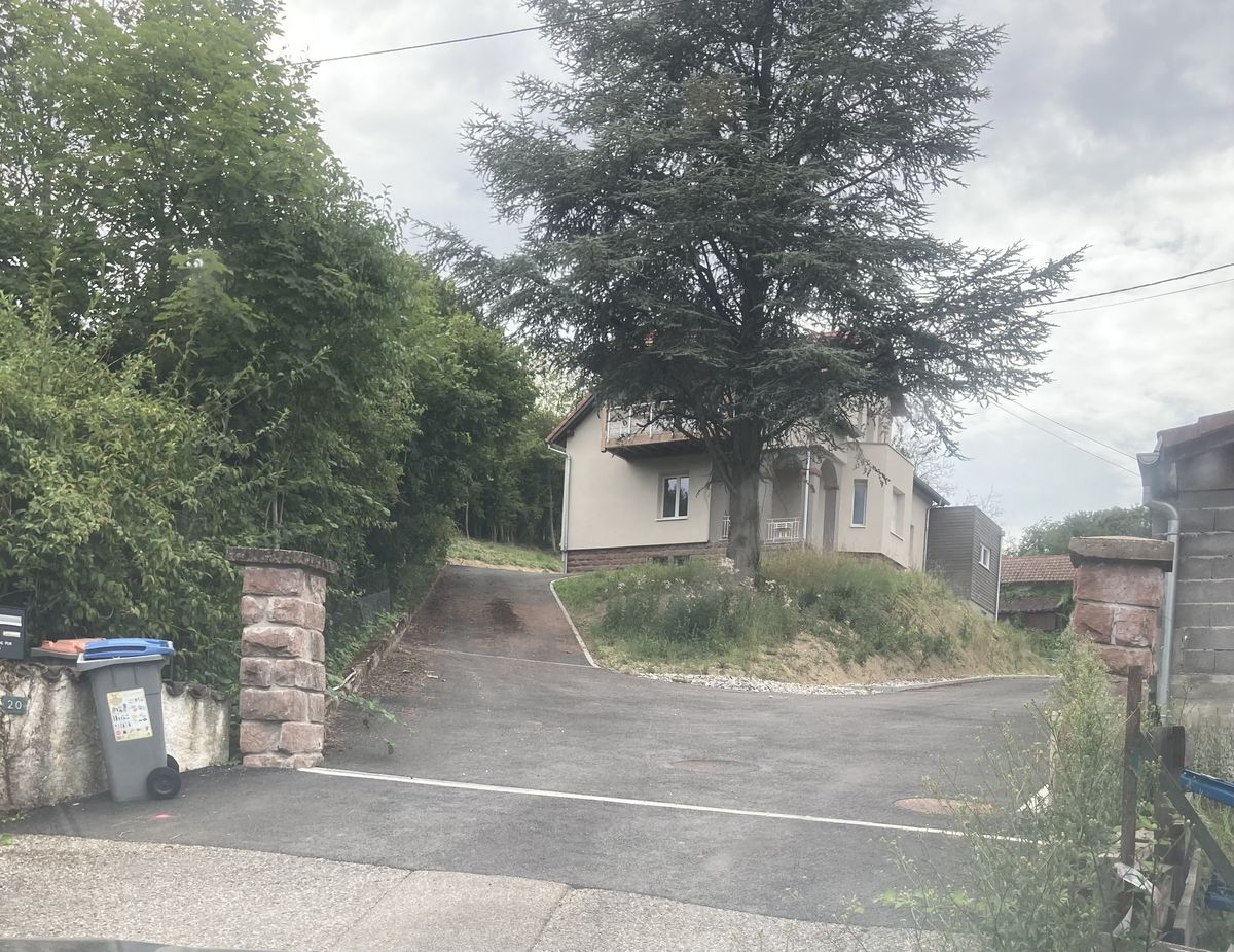 Au fond de l’impasse, prenez le chemin de gauche, celui qui monte le plus : c’est le 18.