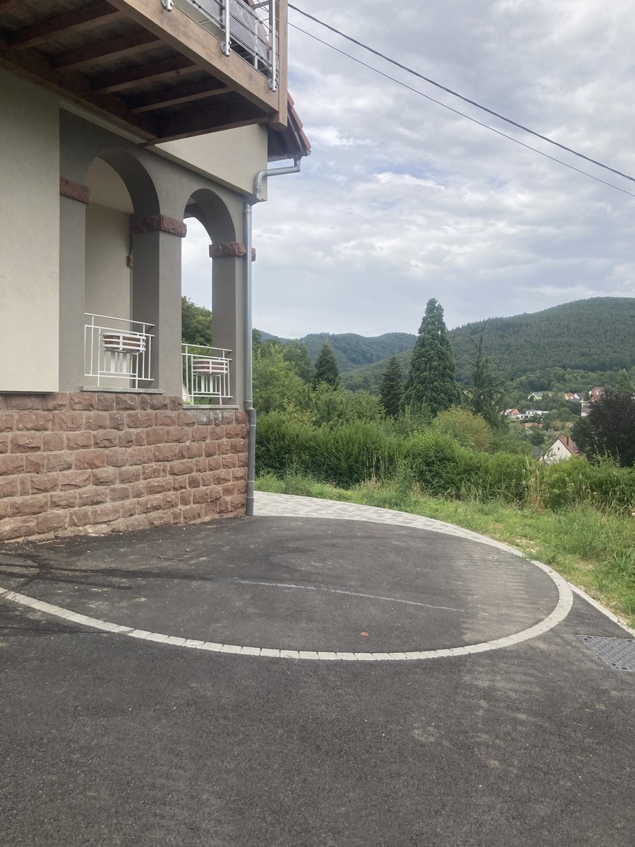 Le parking, au pied de l’escalier. Stationnement gratuit, devant la maison.