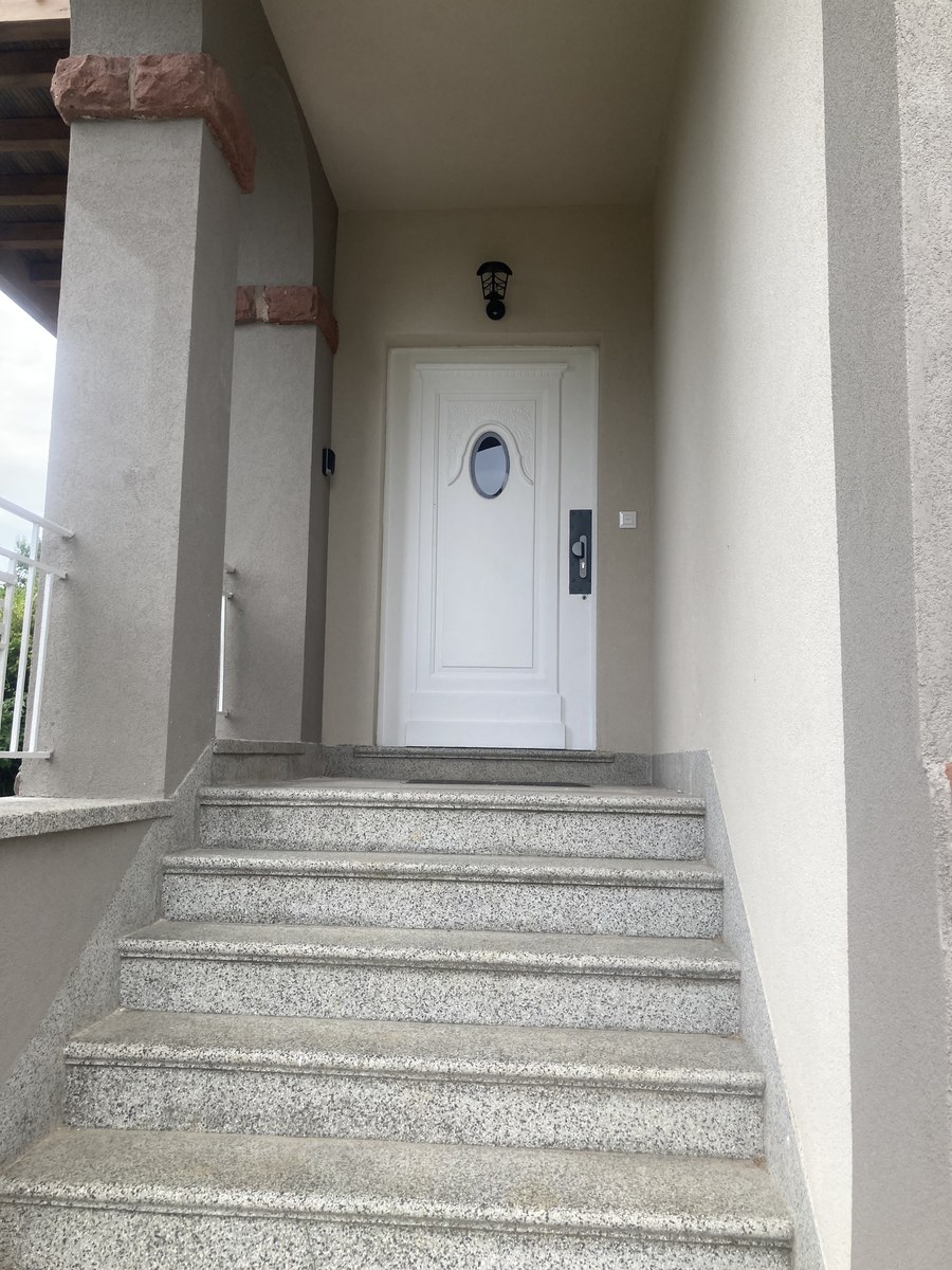 L’entrée de l’Appartement du Haut, en haut de l’escalier extérieur. La boîte à clés est à gauche de la porte.