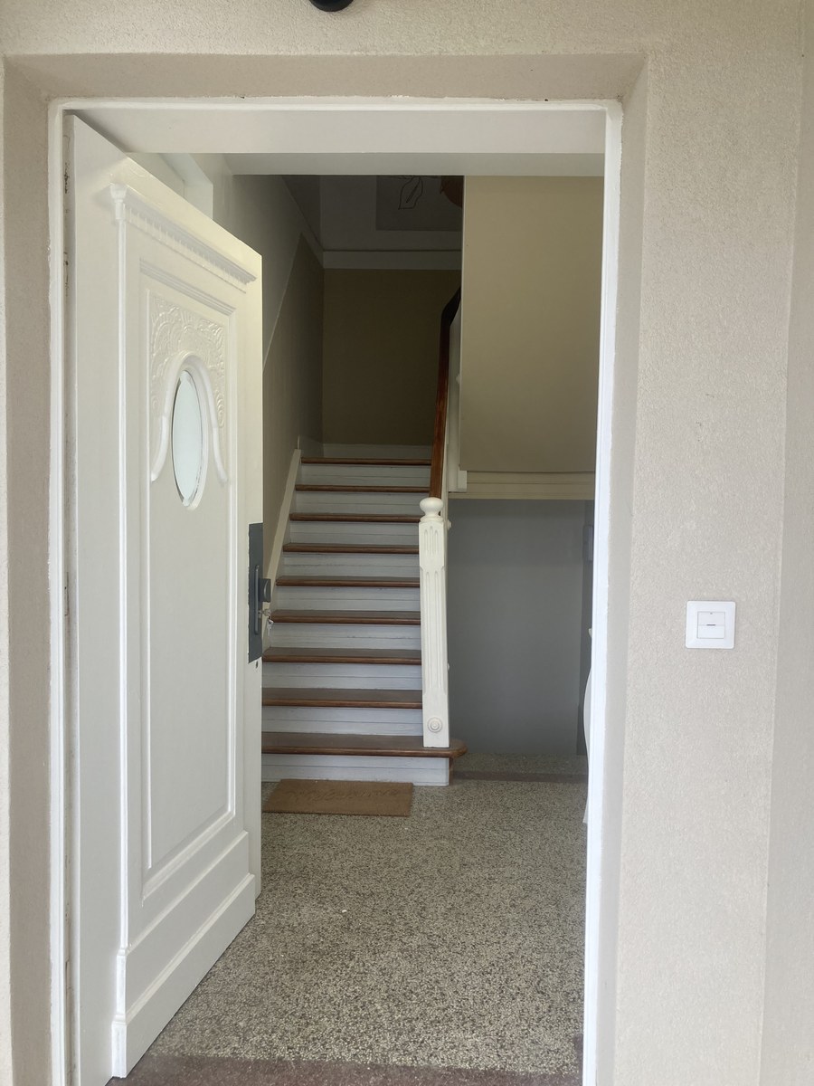 Porte ouverte : l’escalier intérieur mène à votre appartement, au premier étage.