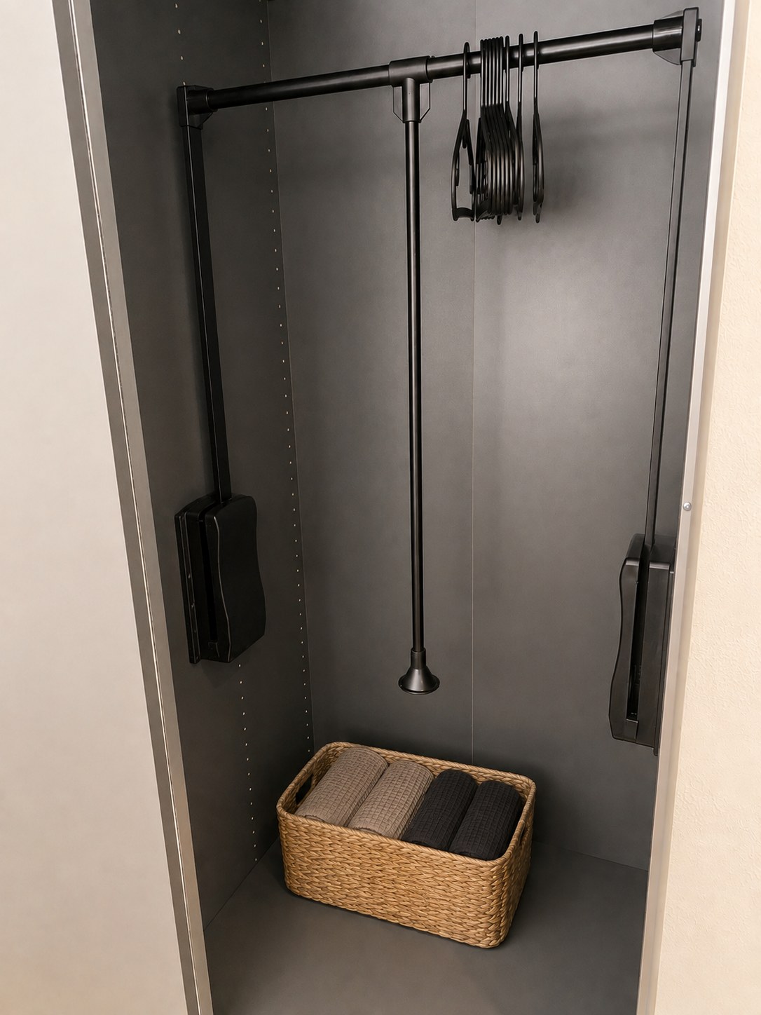 Armoire équipée d'une tringle escamotable qui descend à hauteur de fauteuil