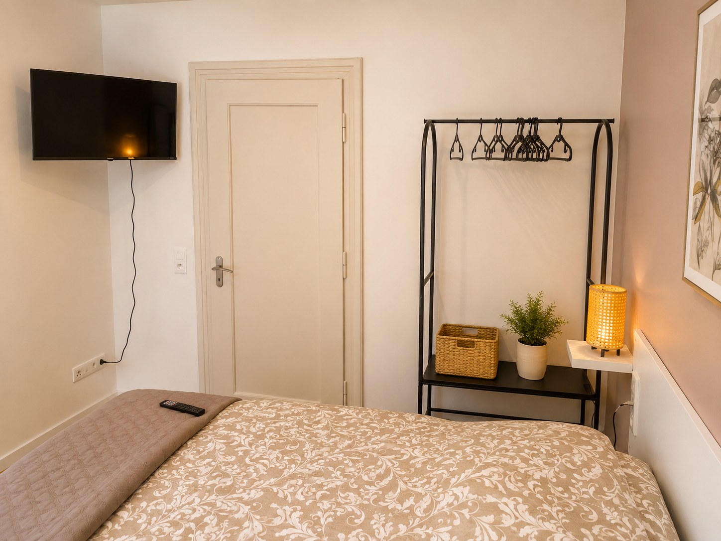 Autre vue de la chambre des accompagnants vers la porte