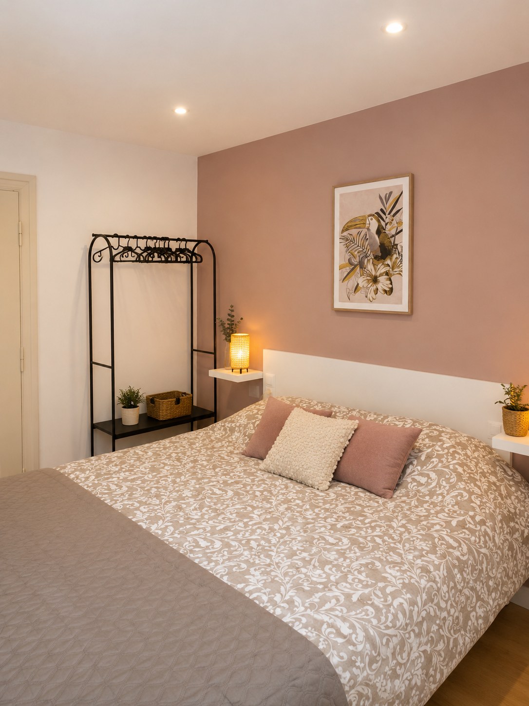 Chambre des accompagnants avec lit king-size de 180 cm et portant à vêtements