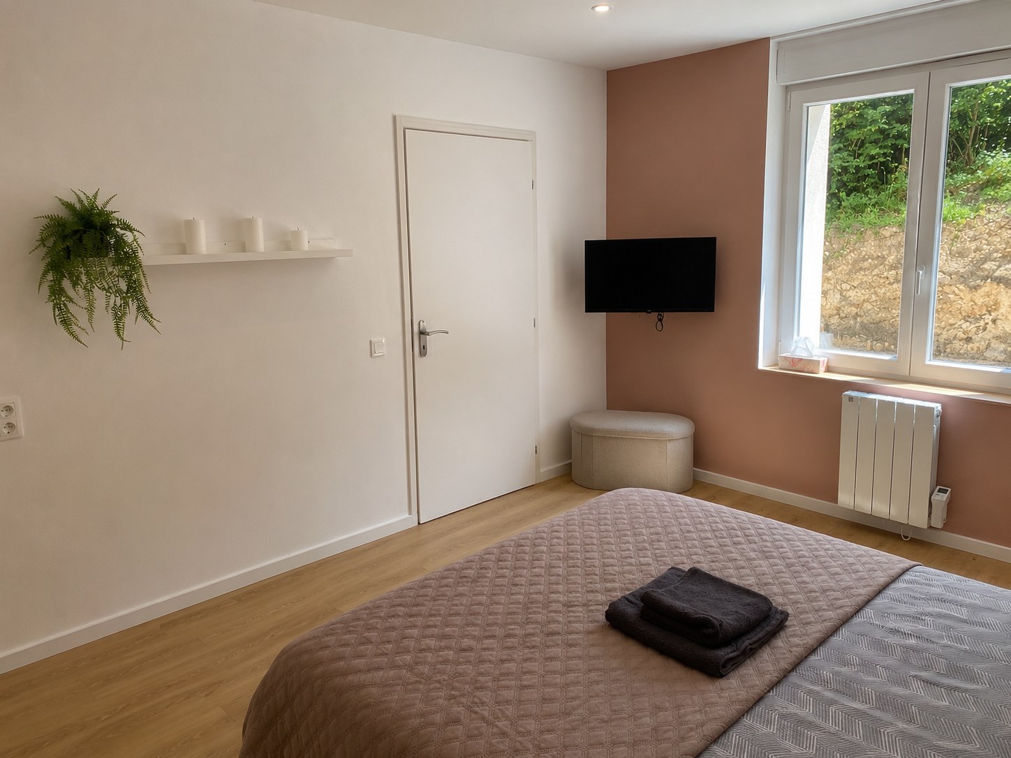 Espace de circulation autour du lit dans la chambre adaptée