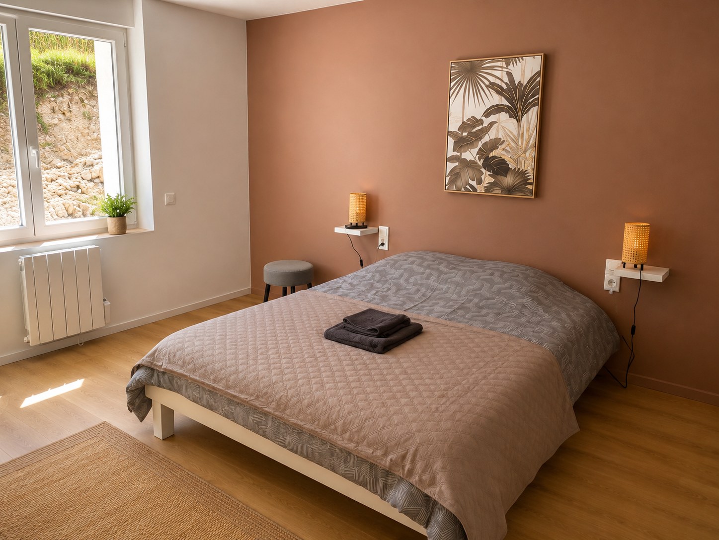 Chambre adaptée avec lit double de 160 cm à hauteur de transfert