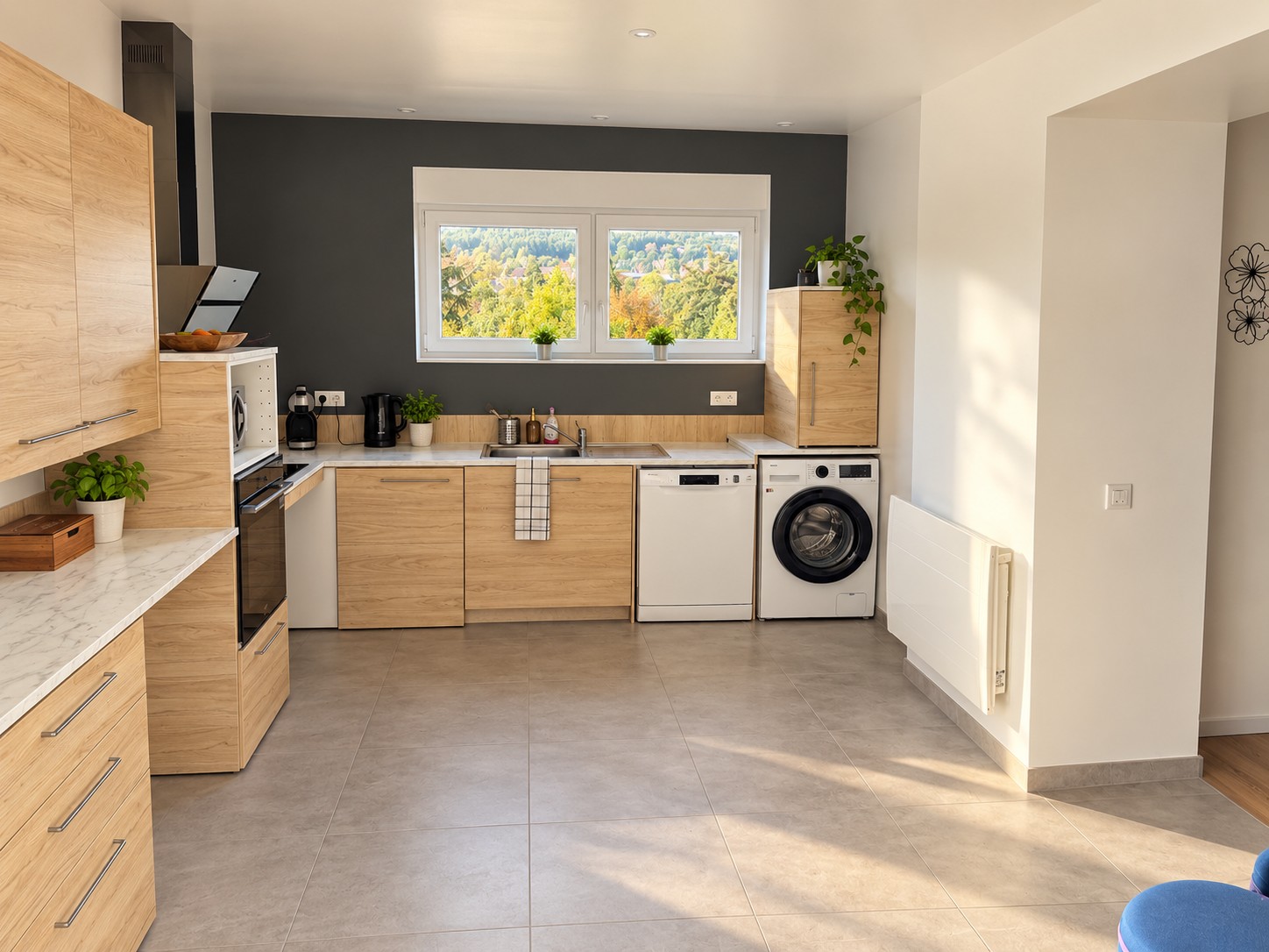 Évier dégagé dessous, lave-vaisselle et lave-linge, fenêtre sur les collines