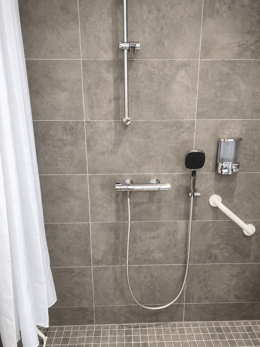 Mitigeur thermostatique de douche à hauteur accessible, barre de douche réglable, distributeur mural