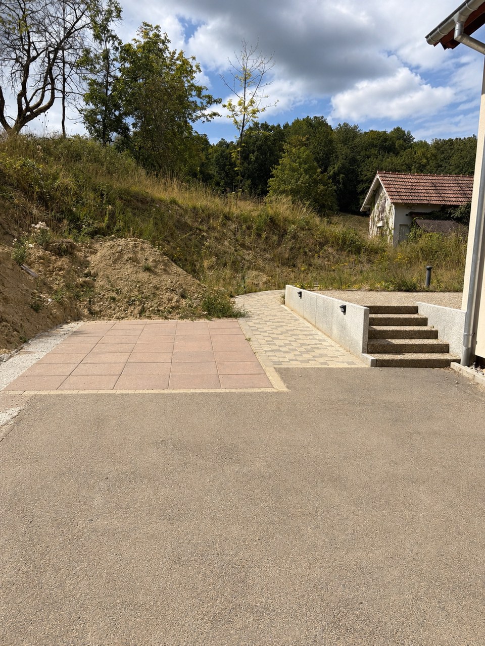 Place de parking dédiée aux dimensions PMR, au pied du logement